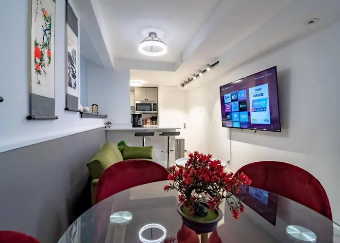 Апартаменты Gold Coast 2br Near Oak Street