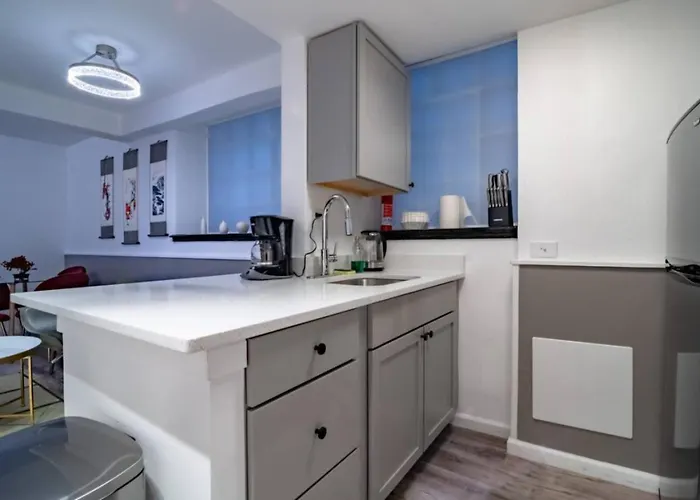 Апартаменты Gold Coast 2br Near Oak Street